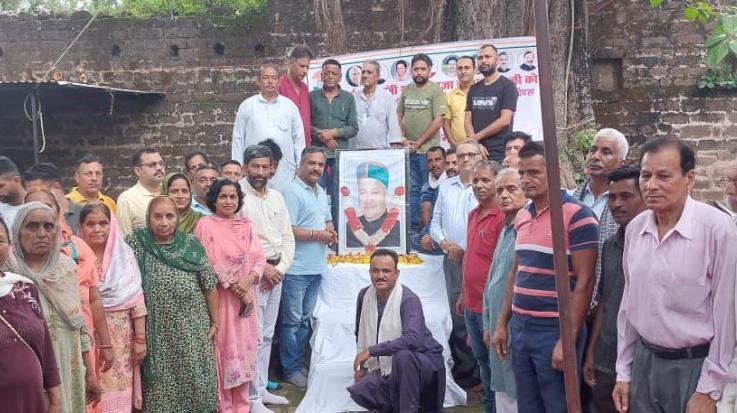 देहरा: हरिपुर में पूर्व मुख्यमंत्री स्वर्गीय वीरभद्र सिंह को दी श्रद्धांजलि 