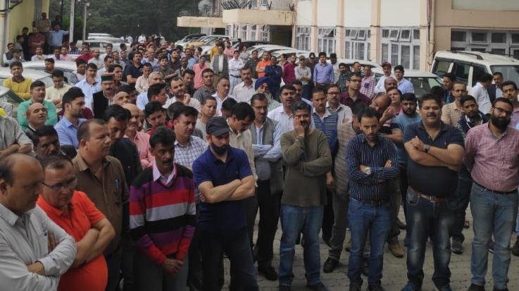 शिमला : OPS लागू करने में देरी को लेकर स्टेट इलेक्ट्रीसिटी बोर्ड इम्प्लॉइज यूनियन का धरना प्रदर्शन 