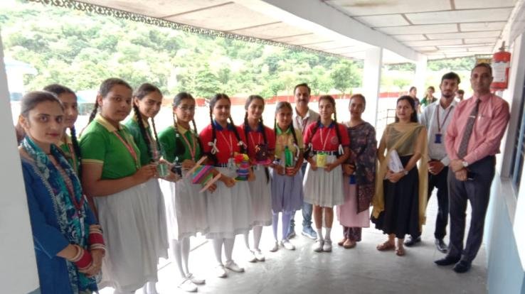 लोटस स्कूल में 