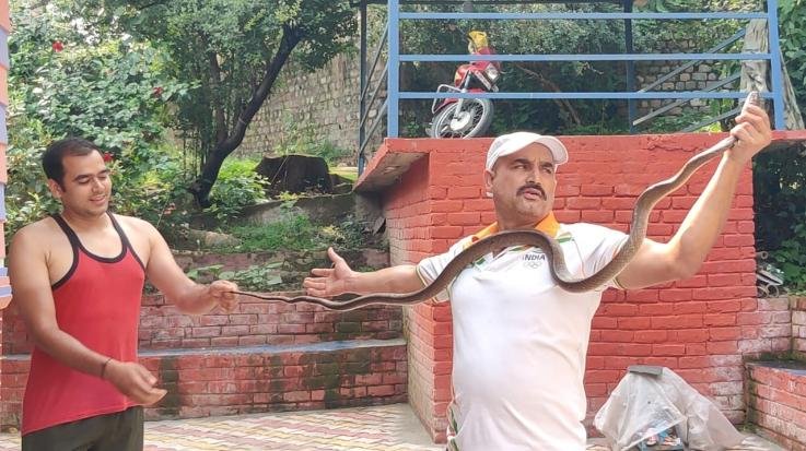  Jaisinghpur: Mathur Dhiman and his 14 year old daughter rescue seven foot rat snake