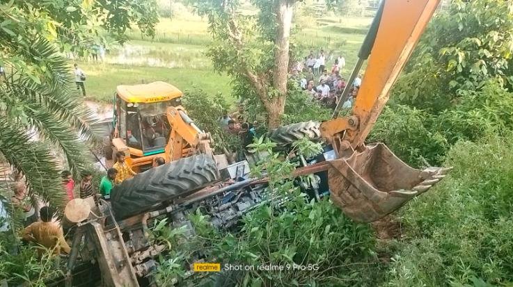 Shahpur: Borewell drilling machine rolled off the road, one killed, 2 injured in the accident