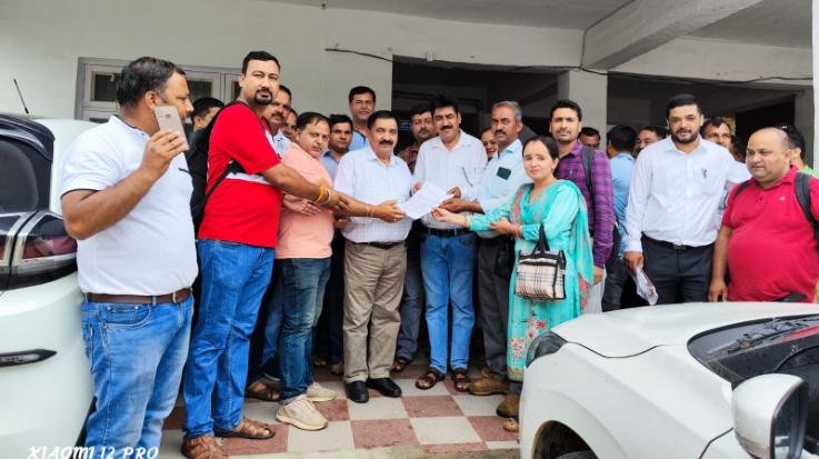 Jwalamukhi: Zila Parishad workers submitted memorandum to BDO for mass leave
