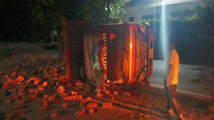 kangra : Truck full of bricks overturned at 10.30 pm in Shahpur 111