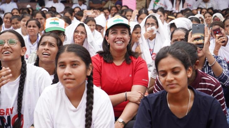 चिलचिलाती धूप में स्कूली छात्रों के साथ बैठी आस्था अग्निहोत्री, कहा नशा विरोधी मुहिम में हर नौजवान देश के साथ