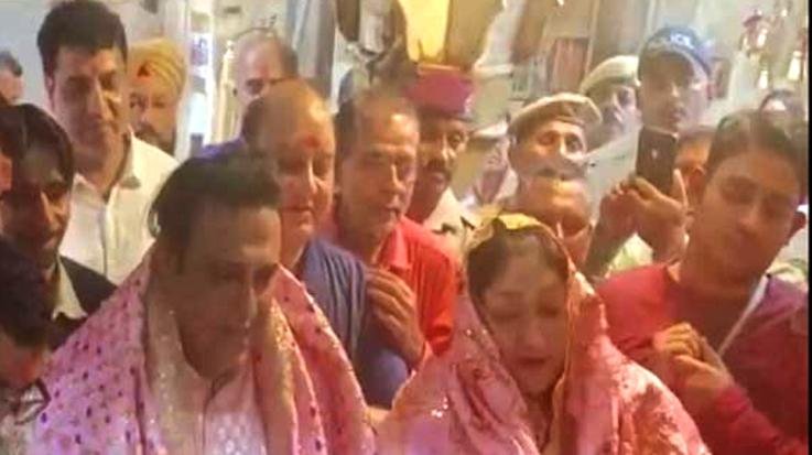 Una: Bollywood star Govinda bowed his head at the door of mother Chintpurni with his wife