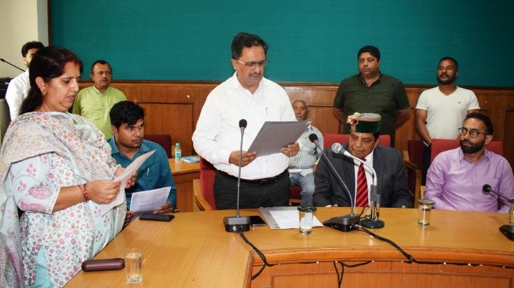 Solan: Deputy Commissioner administered oath to five nominated councilors