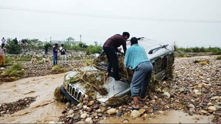 Havoc of rain: The car got swept away in the ravine in Haroli, the driver saved his life by jumping