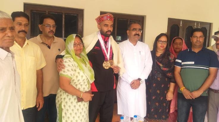 Dehra: Raghav, wat twee bronsmedaljes in die Asiatiese Kampioenskap gewen het, het 'n groot verwelkoming ontvang toe hy huis toe gekom het