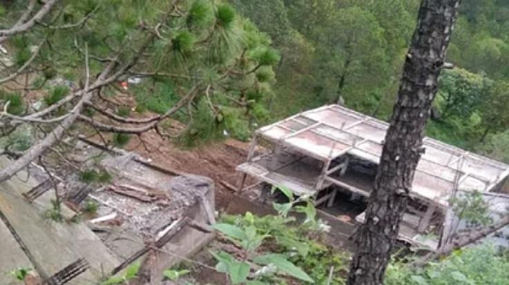 Solan: Building under construction collapsed due to landslide in Kasauli