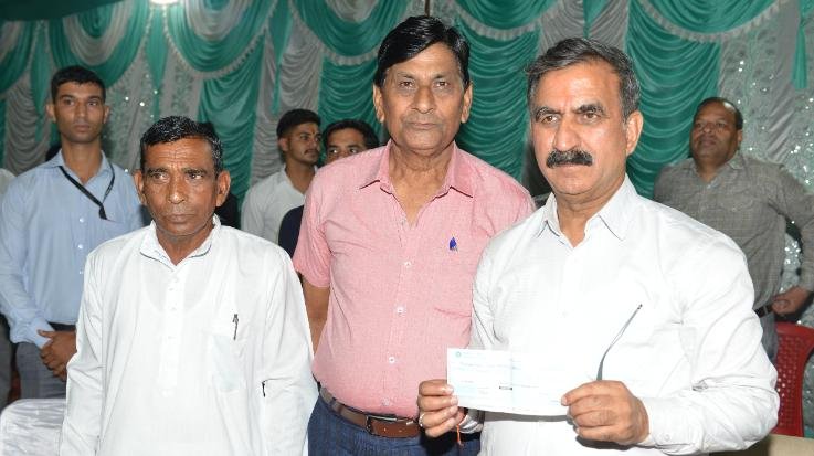  Nadaun: District Justice Sansar Chand gave one lakh to the Chief Minister's Happiness-Shelter Fund  111