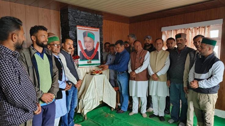 Haripurdhar: Block Congress Committee Shri Renuka ji himself. Tribute paid to Virbhadra Singh 111