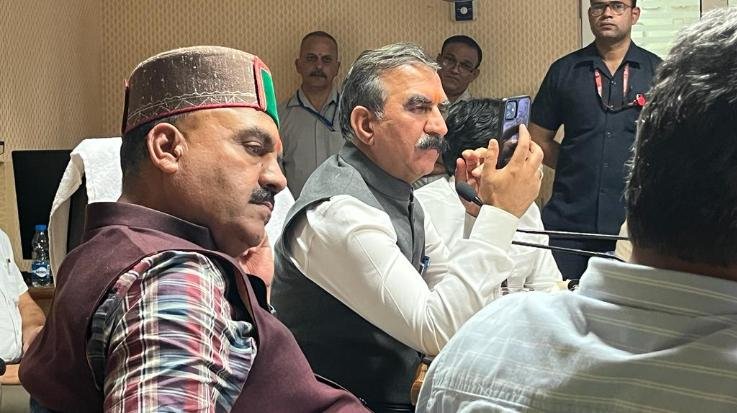 Chief Minister reviewed the relief and rescue work, appeals not to go near rivers and drains