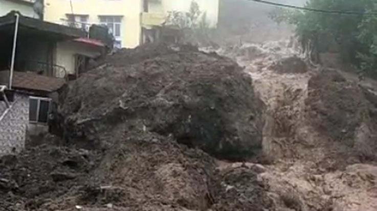 Cloud burst in Solan's Shamti, two buildings buried under debris