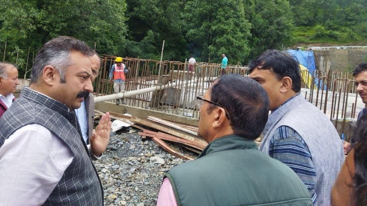  Shimla: Education Minister went to the field and took stock of the damage caused by the rain.