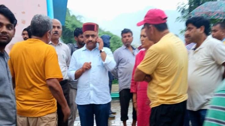 Parwanoo/Solan: Dr. Sehjal meets rain affected families 111