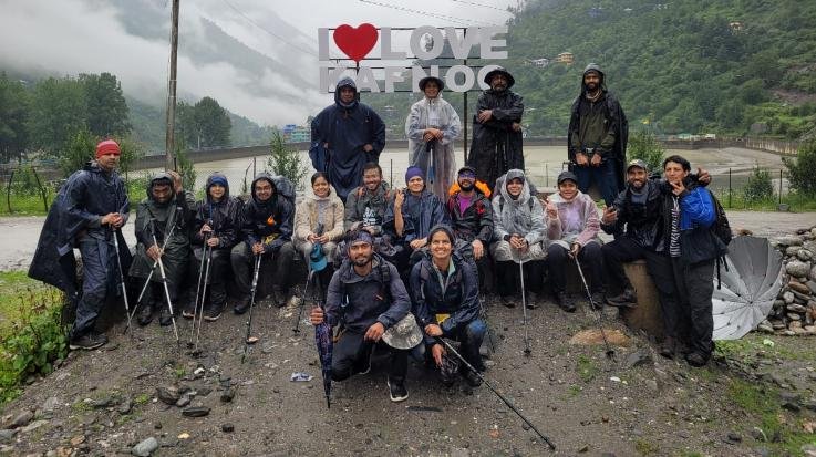 Rescue teams rescued 25 persons and 18 trucks from Kinnaur 111