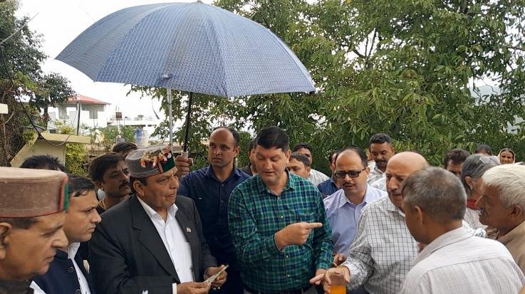 Solan: Dr. Shandil gave immediate relief of Rs 15000 to the affected family