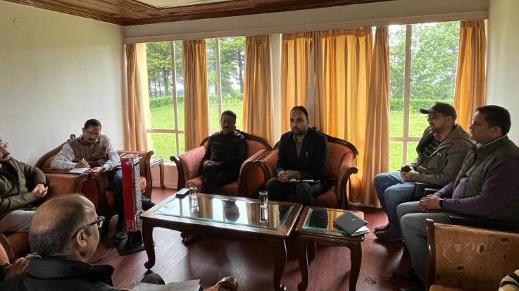 Shimla: Rathore holds meeting with officials, orders to open closed roads soon