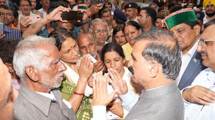 The Chief Minister took stock of the disaster affected area in Solan's Shamti