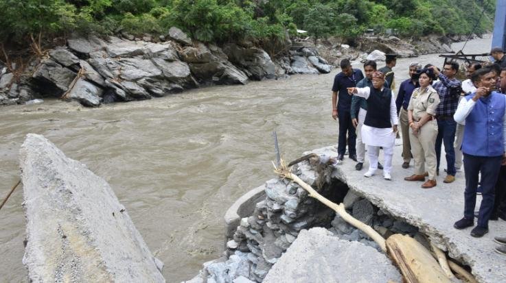 Governor visits flood affected areas of Mandi