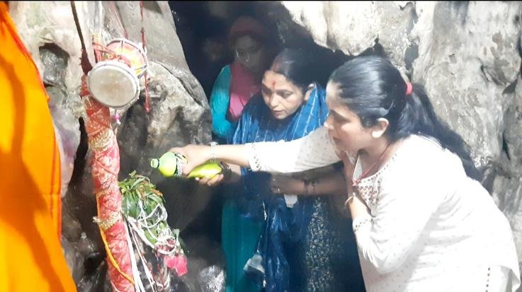 Kunihar: Devotees thronged the Shiv Tandav cave Kunihar