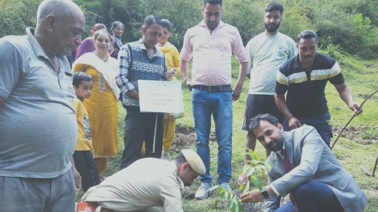 Solan: 100 saplings planted in Dehun village of Saprun 111