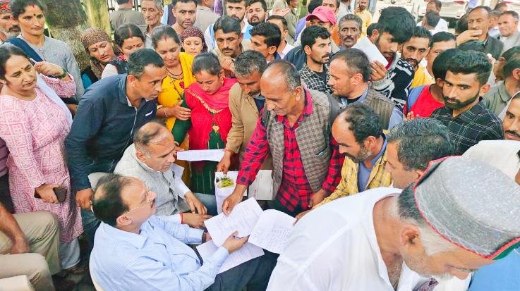 Nahan: Harshvardhan Chauhan's visit worked like a balm on the wounds of flood victims in Shillai