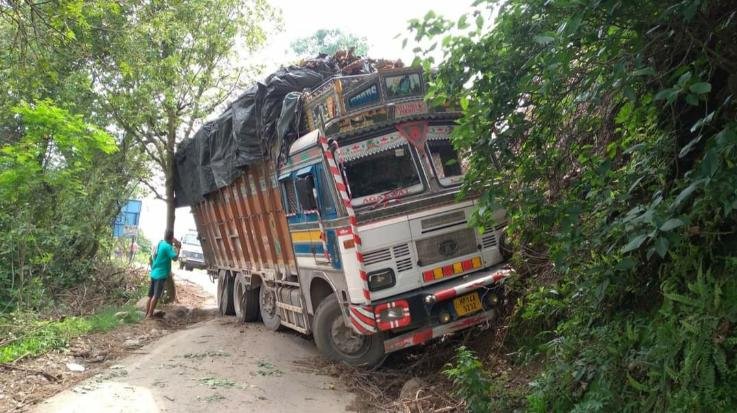 Truck collided with hill near Badlagh on Kunihar-Nalagarh road