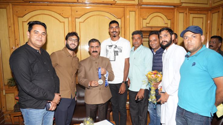  Silver medalist in para-athletics Nishad met the Chief Minister
