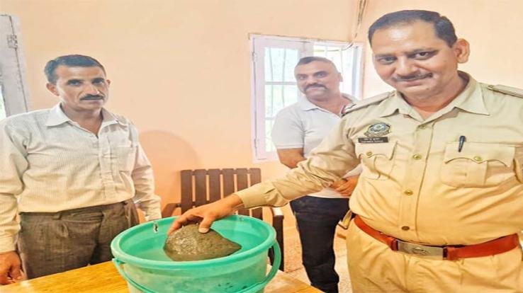 Amazing: Floating stone found at Lathiyani Ghat of Govind Sagar Lake