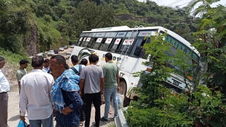 Hamirpur: Bus rolled down the road near Kolu Siddha, a major accident was avoided 123