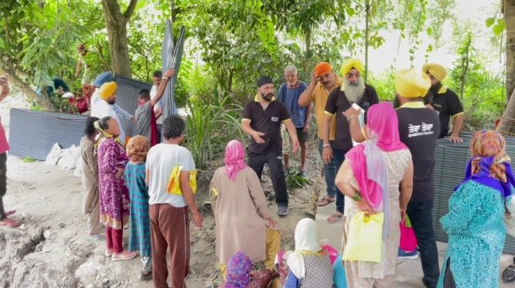 Tera Tera Hatti distributes relief material to flood affected areas in Mandi region of Himachal Pradesh 111