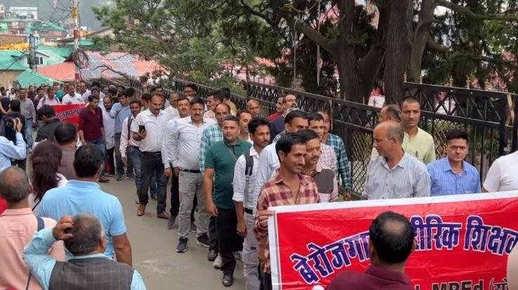Unemployed physical teachers protest in Shimla, give ultimatum to start recruitment process in a month