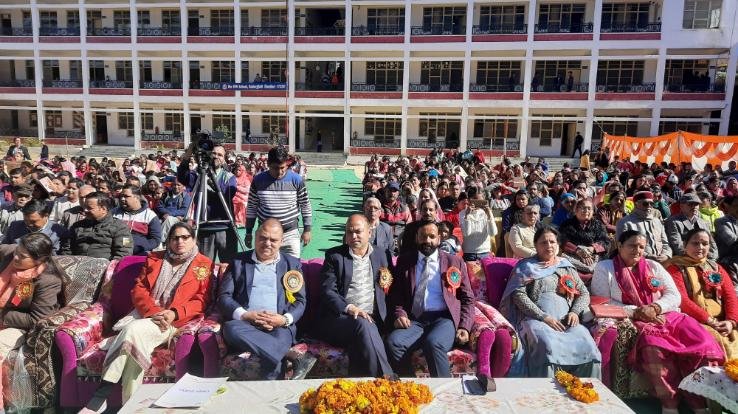 दी एसवीएन स्कूल में रही वार्षिक पारितोषिक वितरण समारोह की धूम