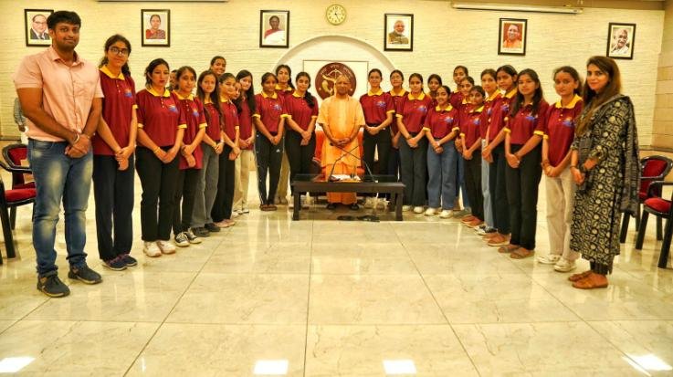 UP Chief Minister Yogi Adityanath met the daughters of Hamirpur who went on Bharat Darshan