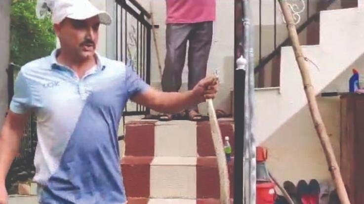 Jaisinghpur: Mathur Dhiman rescues four and a half feet long snake in Awadevi, Hamirpur  222