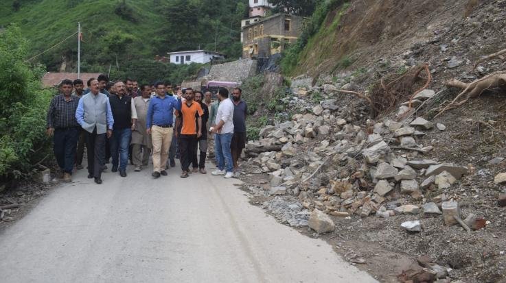 Nahan: Education Minister took stock of the damage caused by rain in Shillai