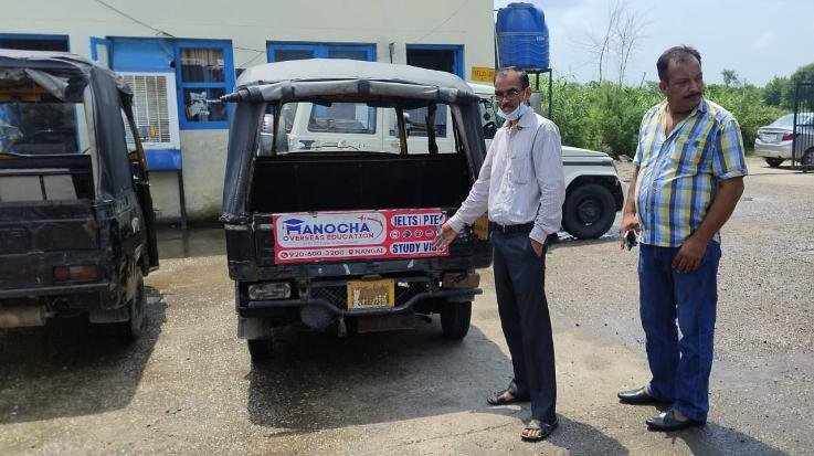 Una: Impounded auto rickshaws running without permit and number