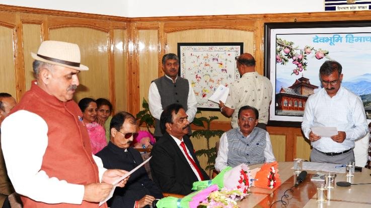  Shimla: The Chief Minister administered oath to the chairman and members of the Water Cess Commission today.