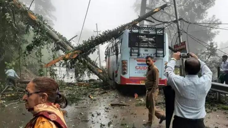Heavy rains in Himachal: More than 500 roads closed, more than 300 houses collapsed