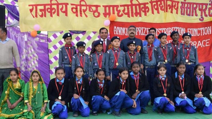 राजकीय वरिष्ठ माध्यमिक पाठशाला संसारपुर टैरस में उद्योगमंत्री ने नवाज़े होनहार