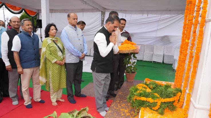 The Chief Minister paid emotional tribute to the former Prime Minister on his death anniversary. 111
