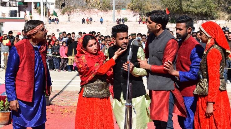  शिव शक्ति कलामंच के कलाकारों द्वारा नशे के विरूद्ध प्रस्तुत लघु नाटिका को मिली खूब सराहना