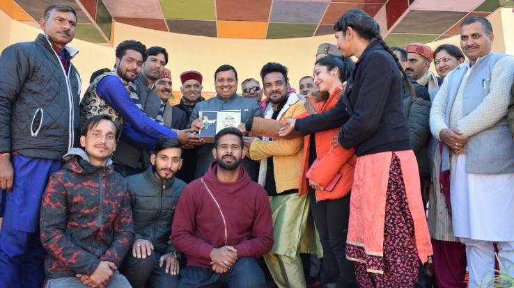 उत्कृष्ट सेवाओं के लिए वीरेंद्र कंवर ने किया सम्मानित