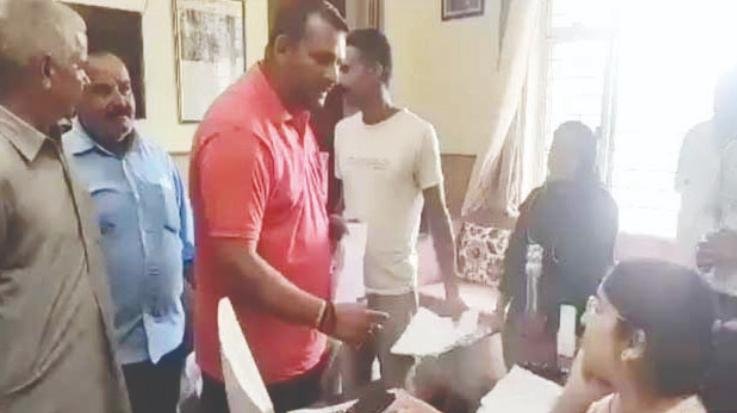 Mandi: Nachan's MLA Vinod raged on Tarpaulin first Kanungo and then on SDM 111
