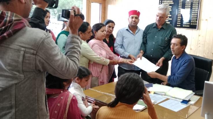Shimla Citizen's Assembly submitted memorandum to cut down trees which have become a threat