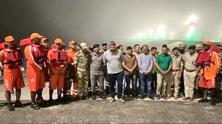 Mandi: After a 9-hour rescue operation, all 10 people trapped in the Kol Dam reservoir were rescued.
