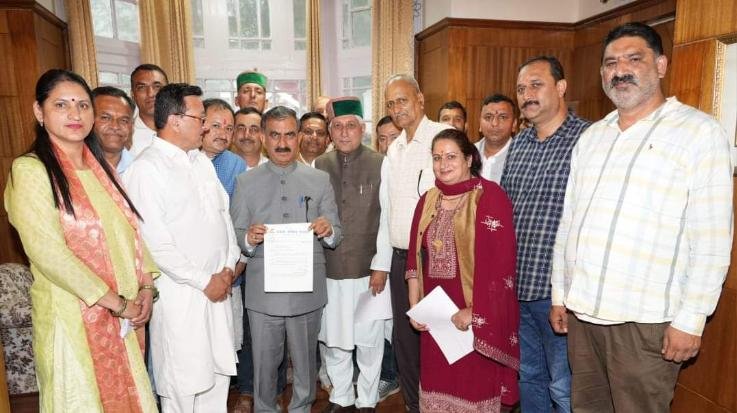  Shimla: Pachhad Congress gave Rs 2,21,111 for relief fund