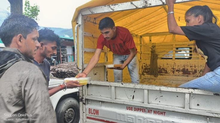 Government providing shelter, food and essential items to the people stranded between Mandi-Kullu: Chief Minister