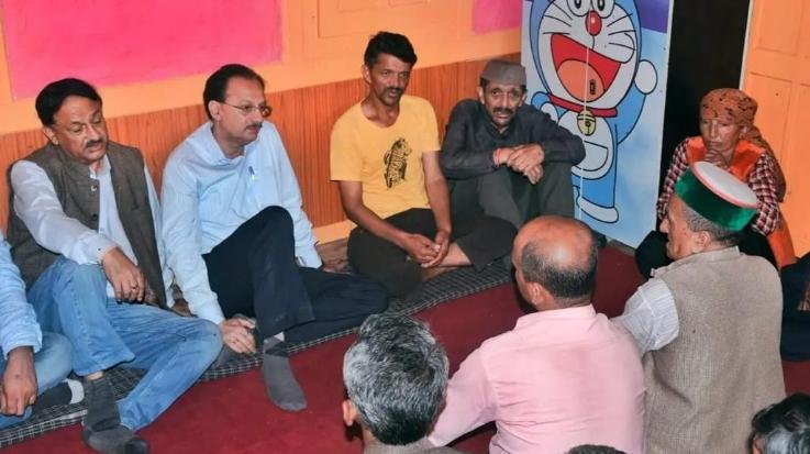 Nahan: Quickly settle the cases of damage caused by heavy rains and landslides: Harshvardhan Chauhan